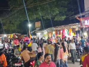 दुर्गापूजा की तैयारियां चरम पर, धनबाद के बाजारों में लौटी रौनक; खरीदारी को उमड़ी भीड़