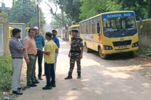 Dhanbad: गोमो में स्कूली वाहनों की सघन जांच, 10 वाहनों पर करीब ₹1 लाख जुर्माना; एक जब्त