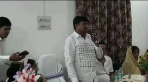 Baliyapur: मुकुंदा में सांसद ढुल्लू महतो के सामने रैयतों ने रखीं मांगें, 125 एकड़ जमीन अधिग्रहण का मुद्दा गरमाया