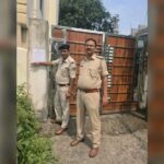 Dhanbad: 83 लाख की ठगी के आरोपी राजू पासवान के घर पुलिस ने बजाया ढोल, चिपकाया इश्तेहार