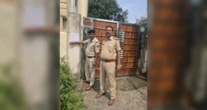 Dhanbad: 83 लाख की ठगी के आरोपी राजू पासवान के घर पुलिस ने बजाया ढोल, चिपकाया इश्तेहार