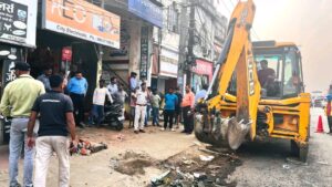 Govindpur: ऊपर बाजार में NHAI और जिला प्रशासन का बड़ा अतिक्रमण अभियान, CO की मौजूदगी में हटाए गए कब्जे