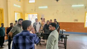 Dhanbad: जिला निर्वाचन पदाधिकारी ने खालसा स्कूल के मतदान केंद्रों का किया औचक निरीक्षण