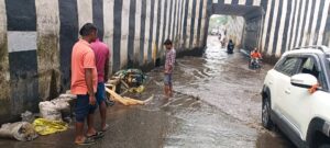 Baliyapur: रखितपुर रेलवे फाटक अंडरपास में जमा पानी की निकासी शुरू, पंप लगाया गया