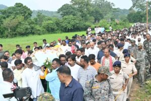 Ramgarh: मां रूपी सोरेन पंचतत्व में विलीन, हेमंत सोरेन ने दी मुखाग्नि