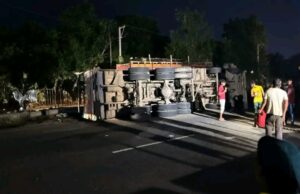 Dhanbad: बागसुमा के पास नेशनल हाईवे पर पलटा ट्रक, हादसे के बाद मची अफरा-तफरी