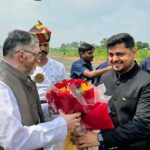 धनबाद पहुंचे राज्यपाल संतोष कुमार गंगवार, बरवाअड्डा एयरपोर्ट पर दिया गया गार्ड ऑफ ऑनर