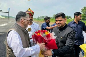 धनबाद पहुंचे राज्यपाल संतोष कुमार गंगवार, बरवाअड्डा एयरपोर्ट पर दिया गया गार्ड ऑफ ऑनर