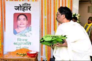 पैतृक गांव नेमरा पहुंचे मुख्यमंत्री हेमंत सोरेन, दिवंगत माता रूपी सोरेन की स्मृति में निभाईं पारंपरिक रस्म