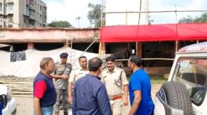 झारखंड मैदान दुर्गा पूजा पंडाल का DSP ने किया निरीक्षण: 32 लाख की लागत से बन रहा ‘आदिवासी शीश महल’