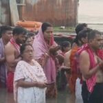 महालया पर मालदा की महानंदा नदी के घाटों पर उमड़ी श्रद्धालुओं की भीड़, पूर्वजों की आत्मा की शांति के लिए किया तर्पण
