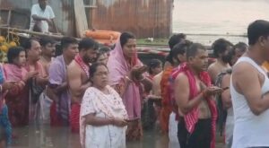 महालया पर मालदा की महानंदा नदी के घाटों पर उमड़ी श्रद्धालुओं की भीड़, पूर्वजों की आत्मा की शांति के लिए किया तर्पण