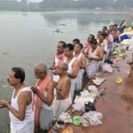 महालया पर धनबाद के तालाबों में उमड़ी श्रद्धालुओं की भीड़, स्वर्गीय माता-पिता को अर्पित किया तर्पण