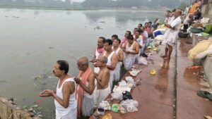 महालया पर धनबाद के तालाबों में उमड़ी श्रद्धालुओं की भीड़, स्वर्गीय माता-पिता को अर्पित किया तर्पण