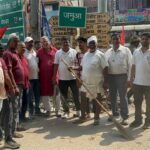 जमुआ चौक पर चला स्वच्छता अभियान: दुर्गा पूजा को लेकर जनप्रतिनिधियों और स्थानीय लोगों ने दिया स्वच्छता का संदेश