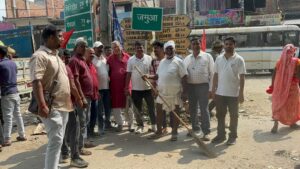 जमुआ चौक पर चला स्वच्छता अभियान: दुर्गा पूजा को लेकर जनप्रतिनिधियों और स्थानीय लोगों ने दिया स्वच्छता का संदेश