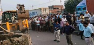 निरसा में अतिक्रमण पर चला बुलडोजर: त्योहार से पहले 200 दुकानों पर कार्रवाई