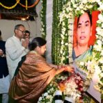रामगढ़ के नेमरा पहुंचीं विधायक रागिनी सिंह और मेयर संजीव सिंह, रूपी सोरेन को दी श्रद्धांजलि