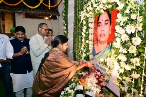 रामगढ़ के नेमरा पहुंचीं विधायक रागिनी सिंह और मेयर संजीव सिंह, रूपी सोरेन को दी श्रद्धांजलि
