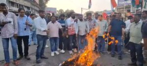 रांची में एसआईआर (SIR) के खिलाफ विपक्ष और आदिवासी संगठनों का प्रदर्शन, अल्बर्ट एक्का चौक पर फूंका पुतला