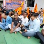 धनबाद में 108 एंबुलेंस कर्मियों का भिक्षाटन कर विरोध, 4-5 महीने से वेतन नहीं मिलने का आरोप