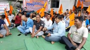 धनबाद में 108 एंबुलेंस कर्मियों का भिक्षाटन कर विरोध, 4-5 महीने से वेतन नहीं मिलने का आरोप