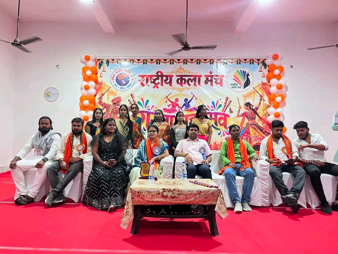 धनबाद में गरबा महोत्सव की धूम, महिलाओं के साथ डांडिया खेलती नजर आईं तारा देवी