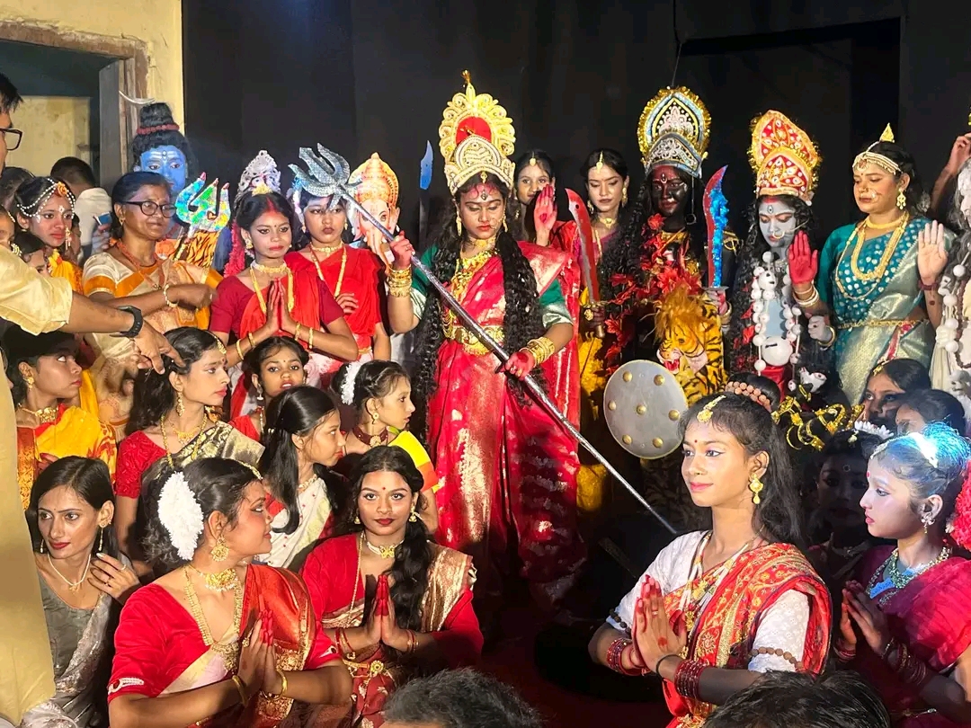झरिया के हरि मंदिर में ‘महिषासुर मर्दिनी’ का भव्य मंचन, मां दुर्गा के रूपों ने मोहा श्रद्धालुओं का मन