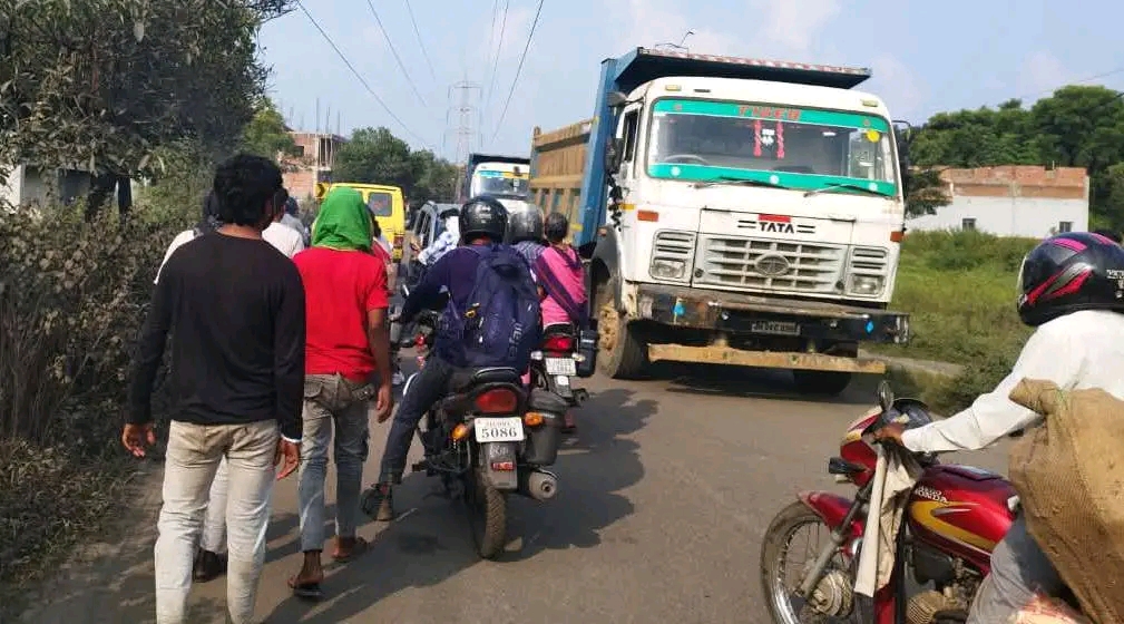 बोकारो: प्रदूषण के खिलाफ ग्रामीणों ने रोकी हाईवा ट्रकों की आवाजाही, सड़क पर पानी छिड़काव की मांग