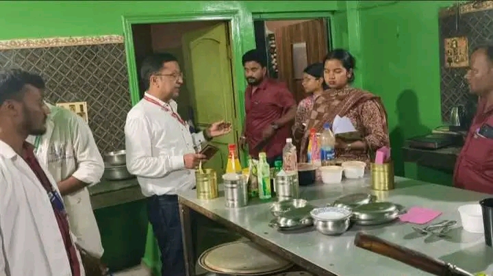 धनबाद: NH-19 किनारे 17 होटलों और खाद्य प्रतिष्ठानों की जांच, कई को नोटिस