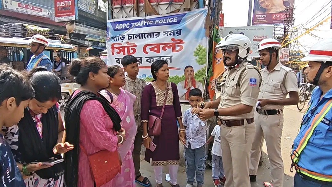 बराकर में ट्रैफिक पुलिस का जागरूकता अभियान, बच्चों को बांधे मोबाइल नंबर वाले रिबन