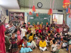 धनबाद के हैप्पी चाइल्ड नर्सरी स्कूल में दुर्गा पूजा और गरबा की धूम, देवी-देवताओं के रूप में सजे नन्हे-मुन्ने