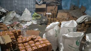 झरिया में जगदम्बा ब्रांड के लड्डू गोदाम पर छापा, भारी मात्रा में लड्डू और बेसन जब्त