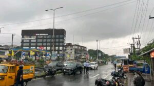 धनबाद में मौसम ने बदली करवट, बूंदाबांदी के बाद शुरू हुई बारिश; दुर्गा पूजा की रौनक पर पड़ सकता है असर