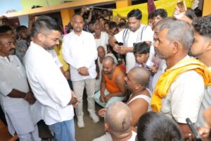 वैशाली नाव हादसा: मृत बच्चों के परिजनों से मिले दीपक प्रकाश, दुर्घटनास्थल का किया निरीक्षण