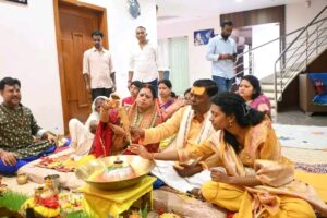नवरात्रि के छठे दिन सांसद चंद्र प्रकाश चौधरी ने परिवार के साथ की मां कात्यायनी की पूजा-अर्चना