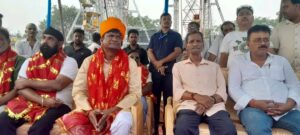 धनबाद में तेतुलतल्ला दुर्गा पूजा पंडाल का उद्घाटन, सांसद ढुल्लू महतो ने 251 महिलाओं को बांटी साड़ियां