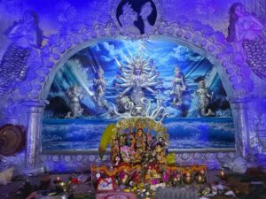 धनबाद के मनईटांड़ में समुद्र मंथन की थीम पर बना भव्य दुर्गा पूजा पंडाल