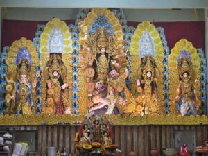 धनबाद: लुबी सर्कुलर रोड में आकर्षक पंडाल और रंग-बिरंगी रोशनी ने बढ़ाई दुर्गा पूजा की रौनक