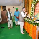 राज्यपाल संतोष गंगवार पहुंचे नेमरा, दिवंगत रूपी सोरेन को दी श्रद्धांजलि