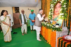 राज्यपाल संतोष गंगवार पहुंचे नेमरा, दिवंगत रूपी सोरेन को दी श्रद्धांजलि