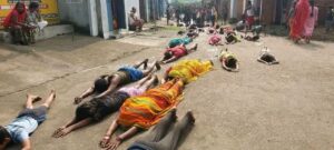 भूली बस्ती में मां दुर्गा के प्रति अनोखी आस्था, 500 मीटर तक साष्टांग दंडवत कर पहुंचे श्रद्धालु