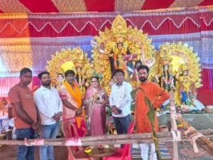 तारा देवी ने बलियापुर की दूधिया और सालपातरा बस्ती में मां दुर्गा के किए दर्शन