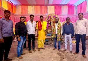 विजयादशमी पर धोखरा दुर्गा पूजा पंडाल पहुंचे सिंदरी विधायक चंद्रदेव महतो