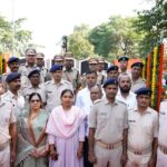 बोकारो पुलिस केंद्र में शहीद जवानों को श्रद्धांजलि, परिजनों को किया गया सम्मानित