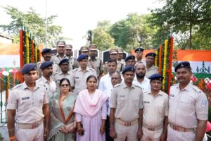 बोकारो पुलिस केंद्र में शहीद जवानों को श्रद्धांजलि, परिजनों को किया गया सम्मानित
