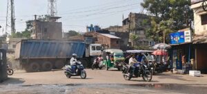 झरिया: बिना तिरपाल ढके कोयले की ढुलाई, नियमों के पालन पर उठे सवाल