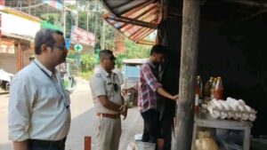 हिंगलगंज: दुर्गापूजा के बाद खाद्य सुरक्षा विभाग की छापेमारी, मिठाई और फास्ट फूड दुकानों की जांच