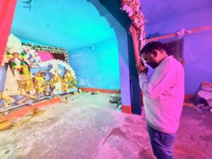 सिंदरी: कुशबेड़ियाँ में भक्ति जागरण कार्यक्रम में शामिल हुए विधायक चंद्रदेव महतो
