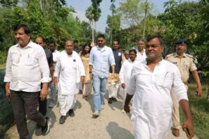 वैशाली: महनार प्रखंड कार्यालय में तिरहुत स्नातक निर्वाचन के लिए दीपक प्रकाश ने किया मतदान